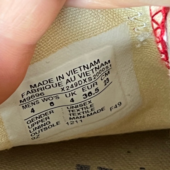 Brand New Red Converse Size 6 Womens - Picture 3 of 4